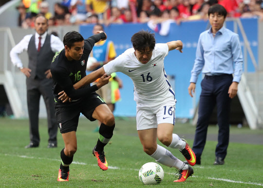 한국 축구대표팀 권창훈이 10일(현지시간) 오후 브라질 브라질리아 마네 가힌샤 경기장에서 열린 리우올림픽 축구 C조 조별리그 3차전 멕시코와의 경기 전반전에 멕시코 수비를 따돌리고 측면 돌파를 하고 있다. 사진=연합뉴스